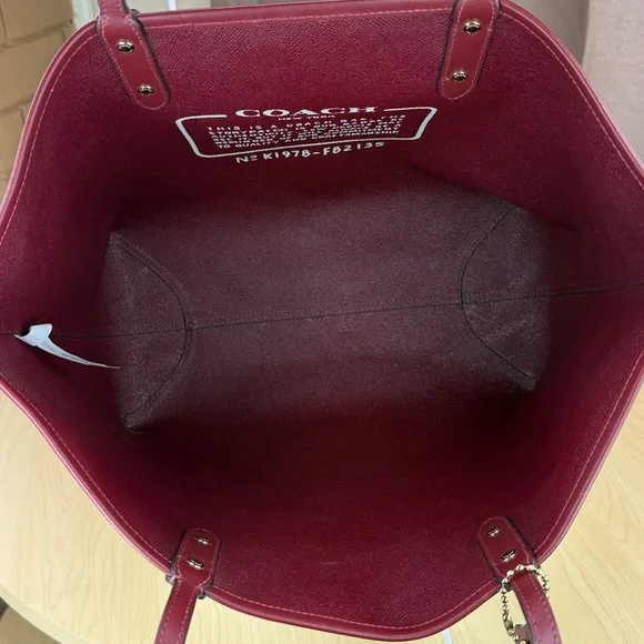 💥COACH - Reversible City Tote With Horse and Carriage Print - 81U362